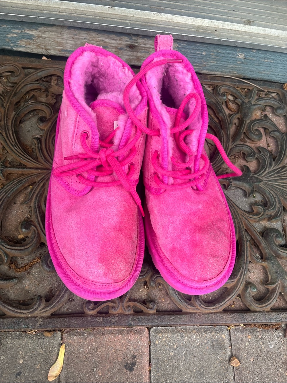 UGG women’s neumel rock rose Lace-Up Suede Boots Size 9